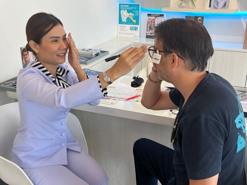 Bangkok, Martin lässt sich eine neue Brille anpassen