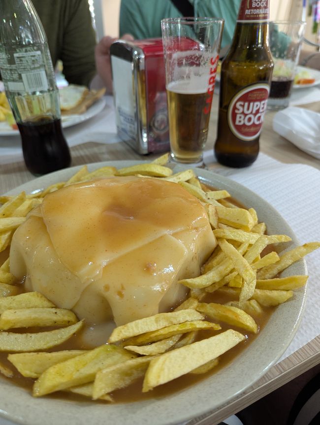 Francescina, typisches portugiesisches Gericht, überbackener Toast mit dreierlei fettigen Fleisch 