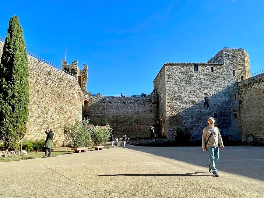 Die Festung umschließt einen riesigen Innenhof.
