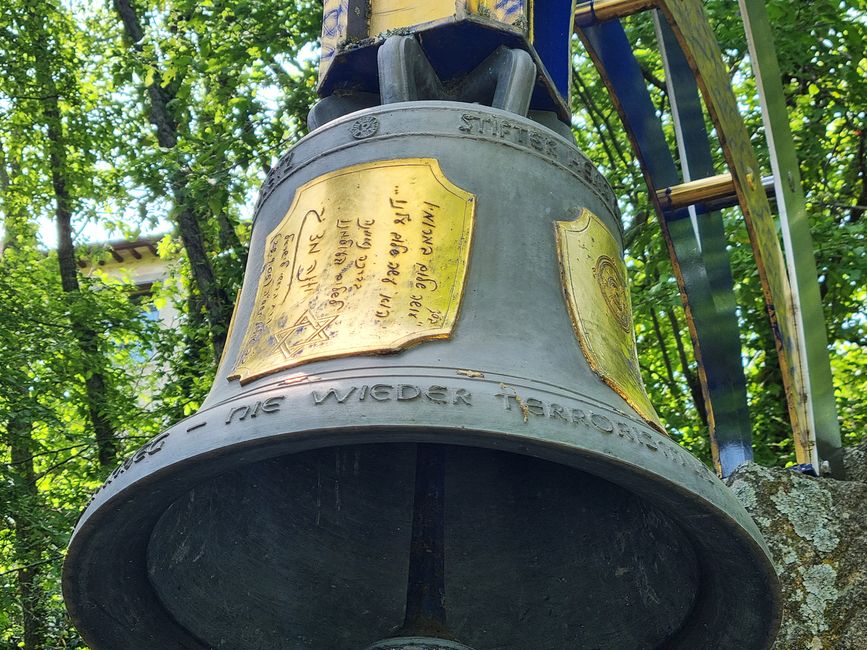 Auf die Glocke sind die Unterschriften der Religionsführer