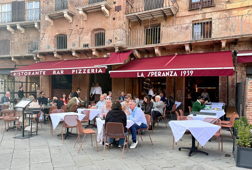 Ein typisches Restaurant am Rande des Piazza del Campo.