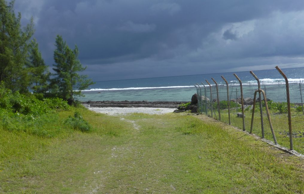 Hinter dem Flughafen geht es an den Strand