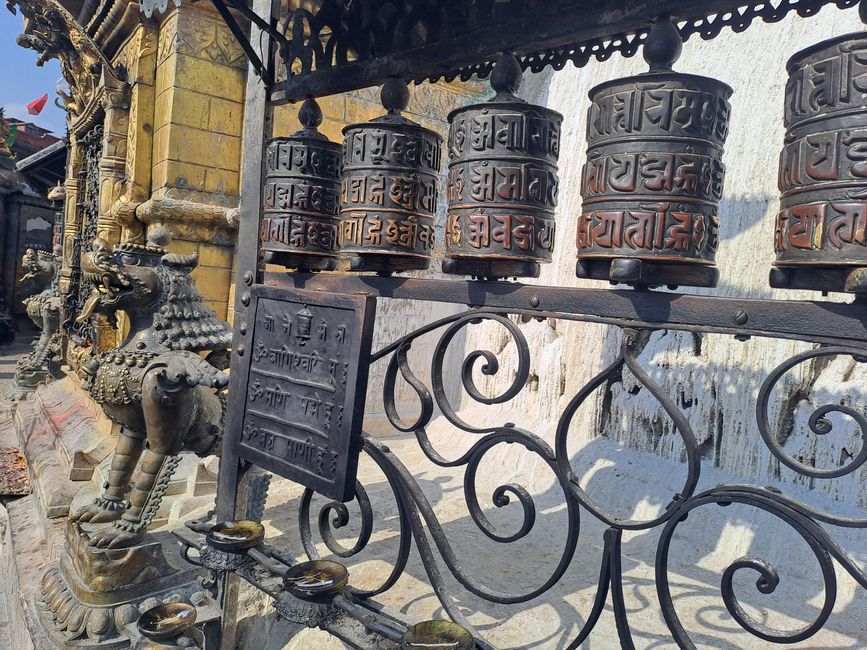 Buddhistische Gebetsmühlen um das Stupa herum.