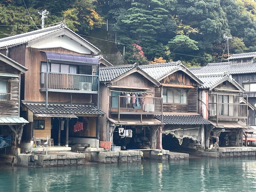 25.Capítulo: Un hermoso pueblo pesquero deshabitado y sentados en una maceta en Amanohashidate