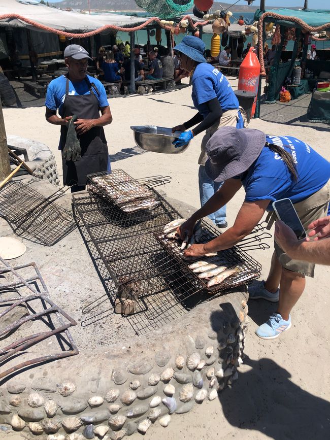 Die Strandloper - die Sardienen werden zubereitet
