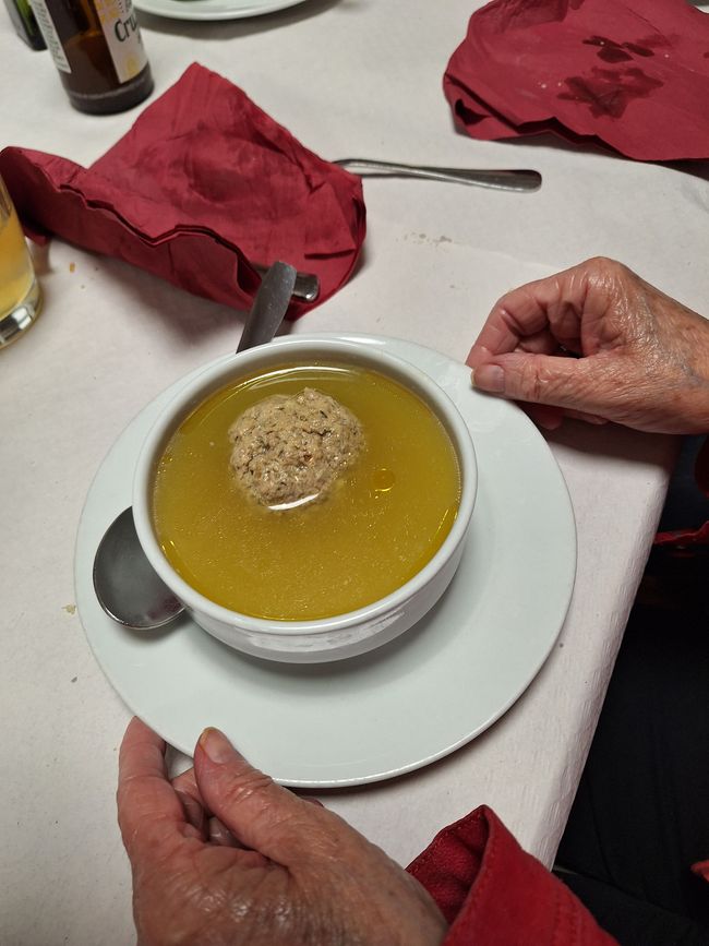 Suppe mit Fleischklöschen