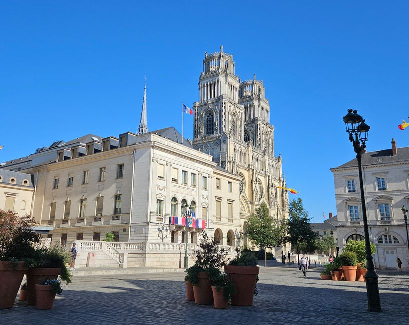 Hôtel de ville avec cathédrale.