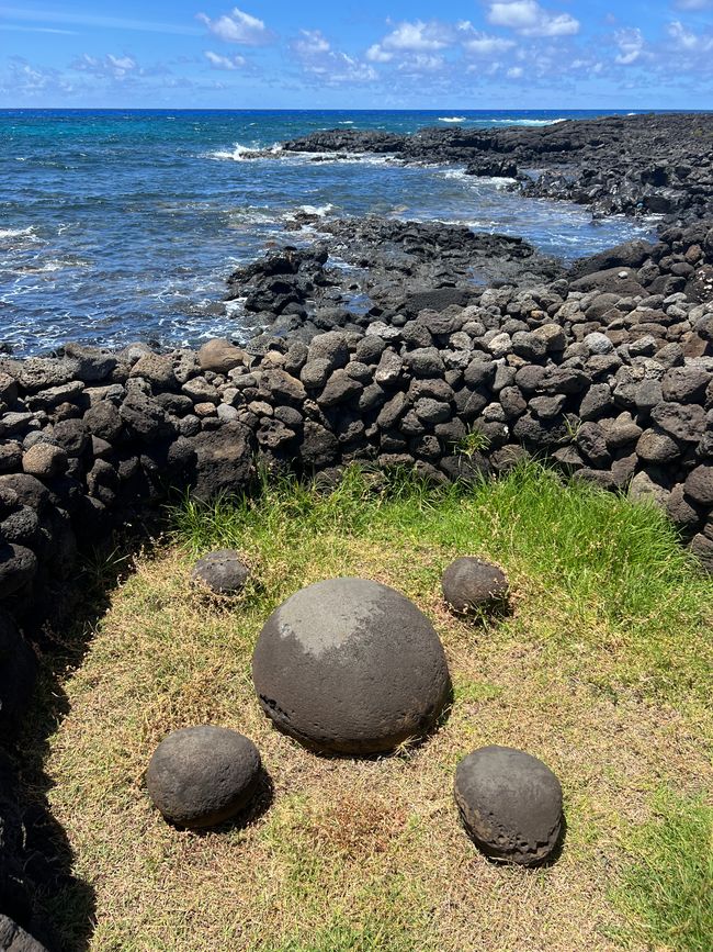 Alla fine si passa tra i blocchi di lava e si sale - poi la piccola spiaggia