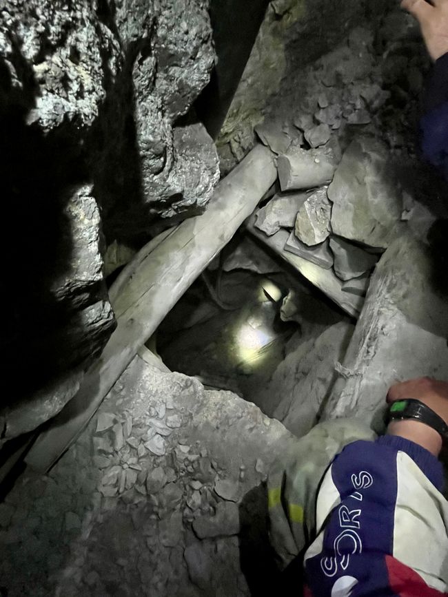 Arbeiter in einem engen Tunnel im Cerro Rico