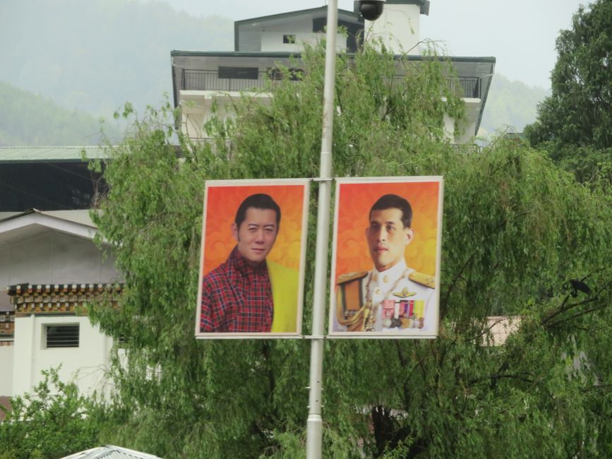 Der König von Thailand (rechts) kommt zu Besuch