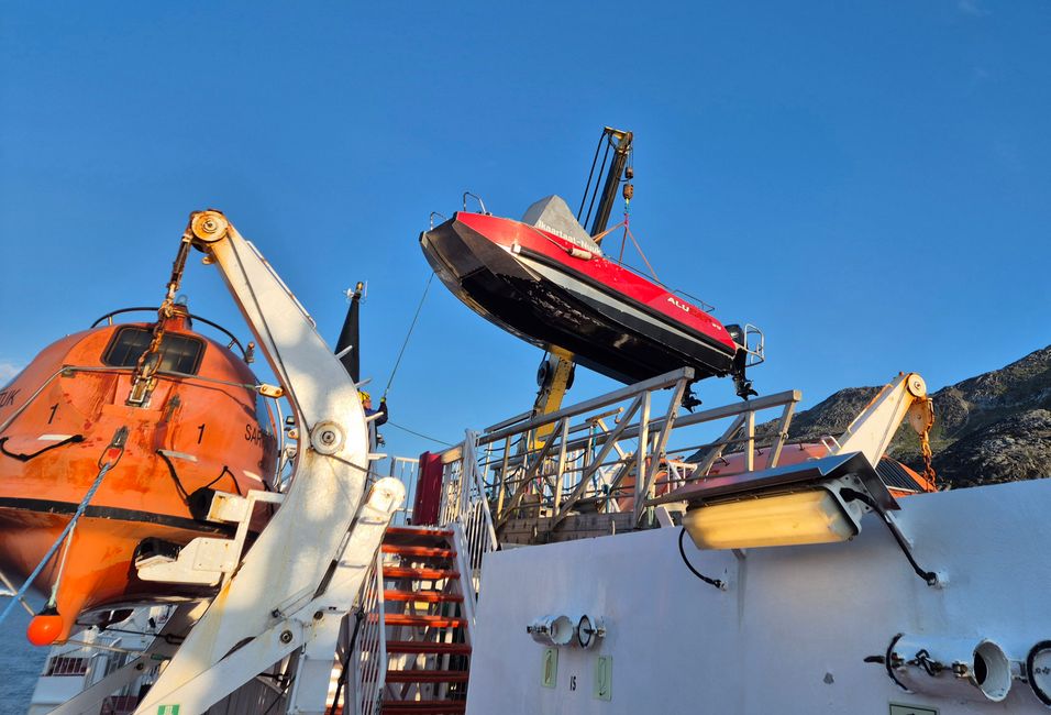 Das Tenderboot kommt zurück an Bord vom Übersetzen neuer Passagiere. 
