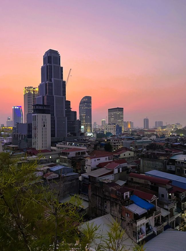Blick vom Rooftop unseres Hotels über Phnom Penh