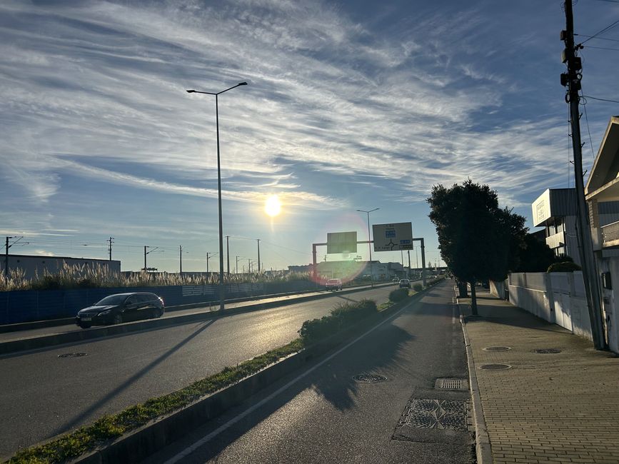 Dahinter geht es ein kleines Stück auf einer stark befahrenen Ausfallstraße.