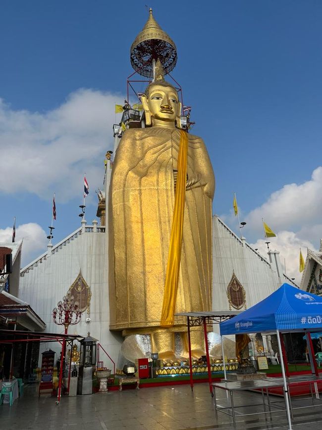 Luang Pho Tho (the standing Buddha)