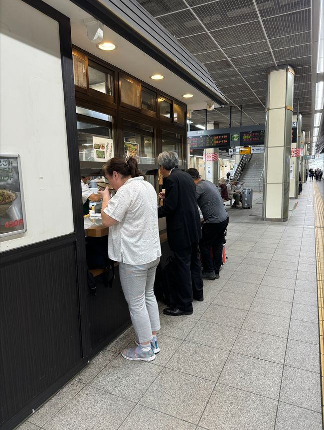 standing lunch on the platform