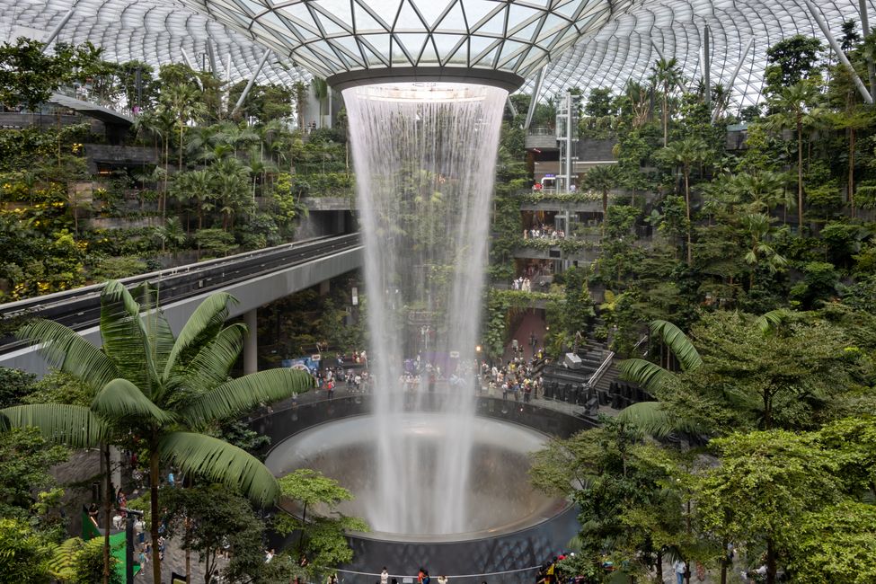 Singapur Changi Airport: Indfoor-Wasserfall