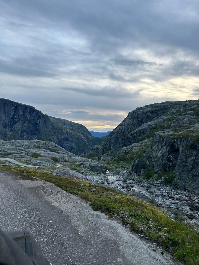 Etiqueta 11 - Bakka en Næroyfjorden sobre Vossevangen y Viking Valley en Gudvangen