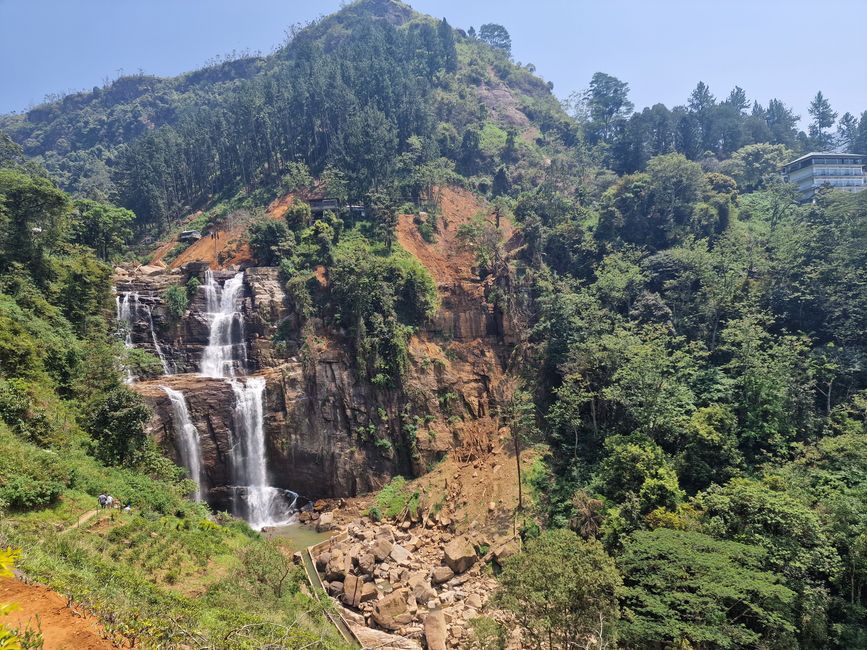 Cascada en el camino