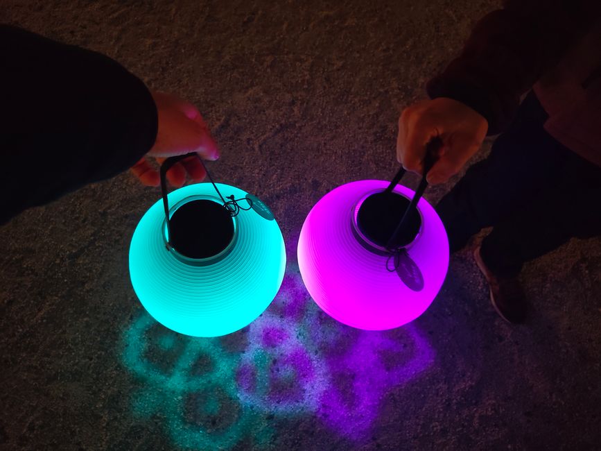 En posant la lampe sur le socle, des projections dans les couleurs de la lanterne étaient projetées au sol.
