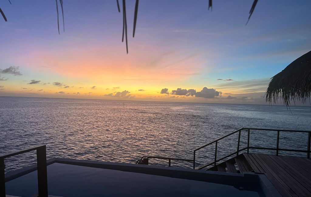 10 Días en Thundufushi - Un Viaje a Través de Aguas Azules, Jardines de Coral y Momentos de Quietud