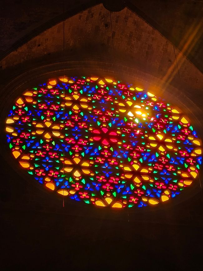 Meravigliose giochi di luce attraverso la finestra di Gaudí 9