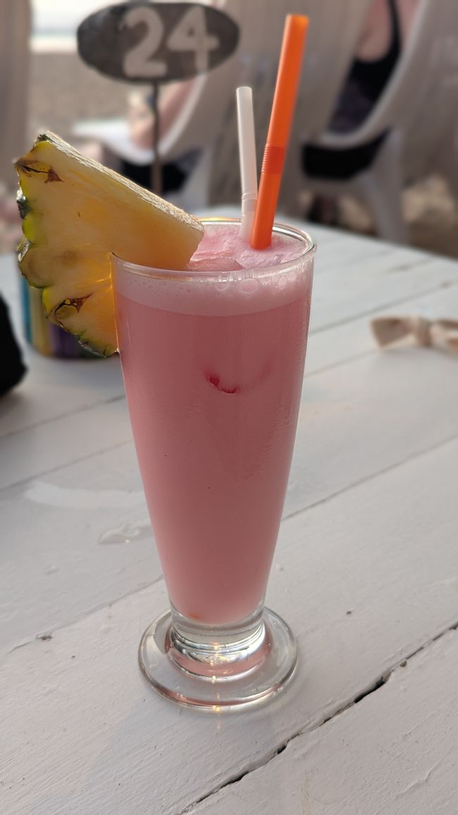 Pools und Strandliegen