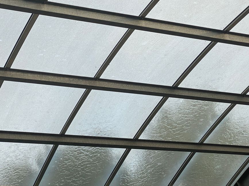 Zuschauer warden durch ein Dach vor dem Regen geschützt