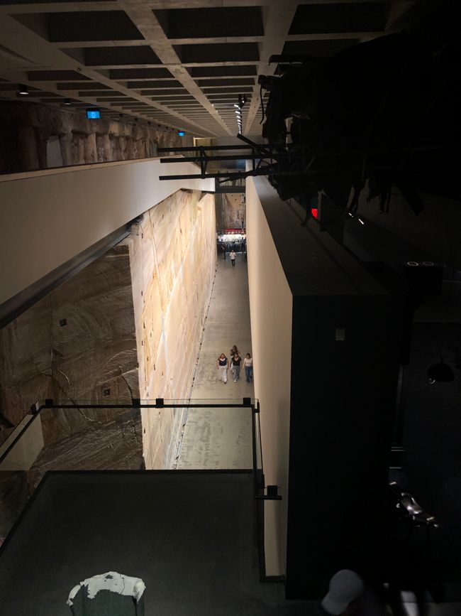 Blick auf die Etage 1, wo die Kunstausstellung beginnt