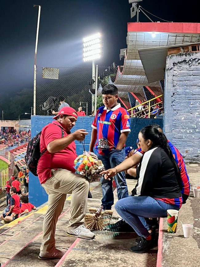 Venditore nello stadio Oscar Quiteño