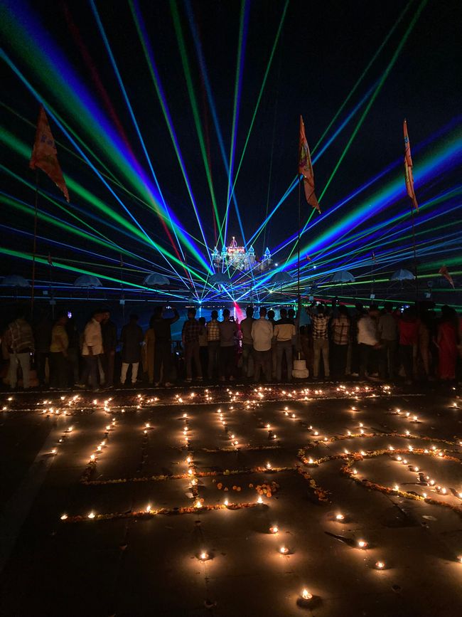 Auf dem Boden liegen die Diwa Lampen