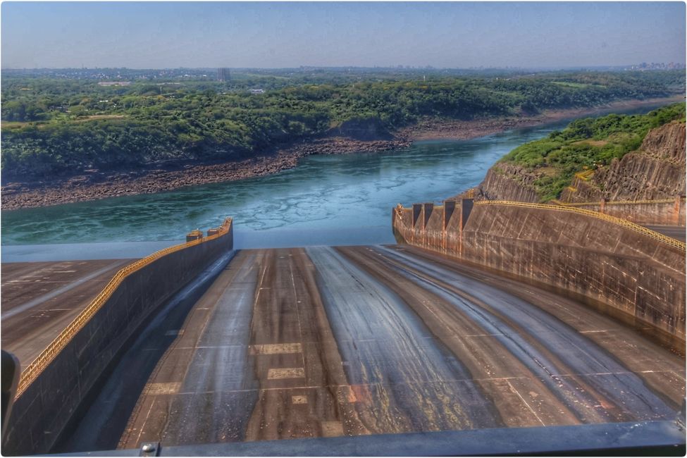 Ablaufsystem in den zweitgrößten Fluss Brasiliens, den Rio Paraná