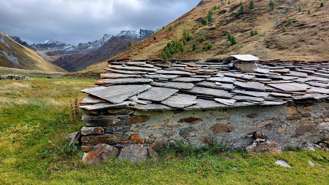 eine aufgelassene Almhütte mit archaisch anmutendem Dach