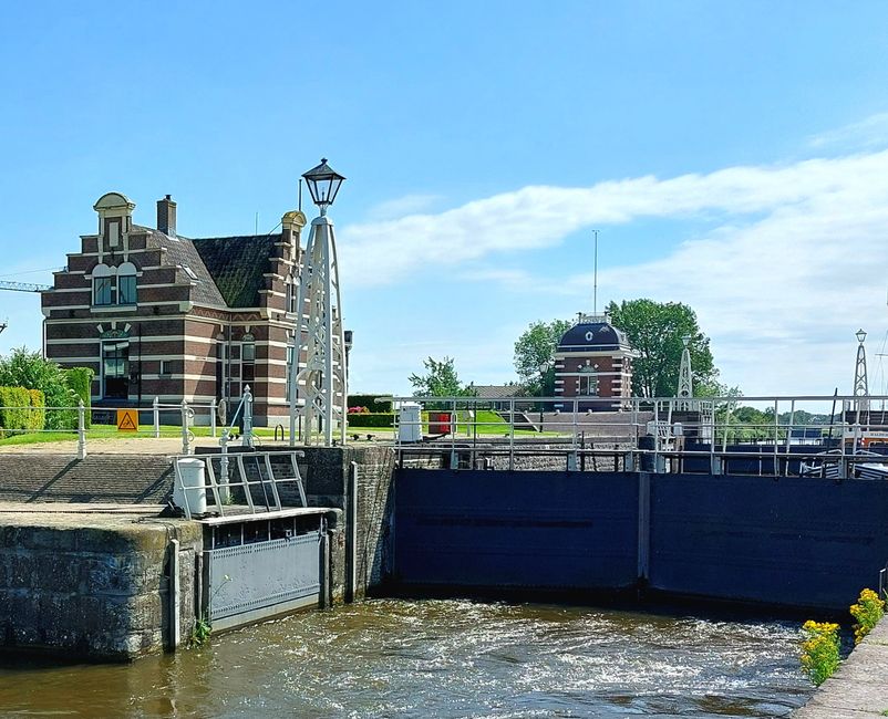 La Lemstersluis a été construite vers 1885 et est aujourd'hui un monument national. Il y a deux petits bâtiments près de l'écluse, une maison du serrurier et un Rijksgetijmeter, où le niveau de l'IJsselmeer est mesuré. Autrefois, la Lemster Écluse, Lemstersluis, était quelque chose comme la porte d'entrée vers l'Allemagne, car c'est ici que commençait le canal vers l'Ems.