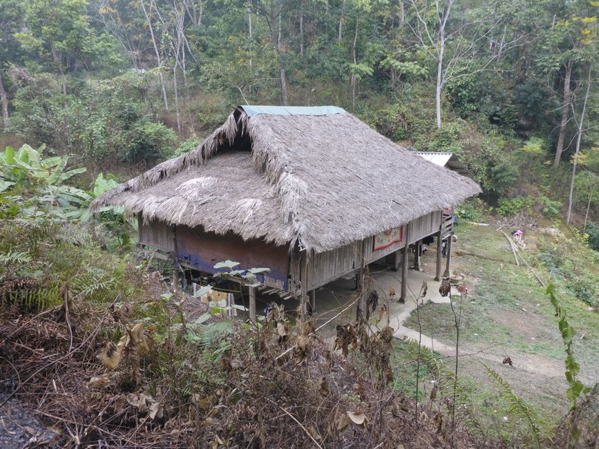 Une rangée de vieilles maisons en bois 