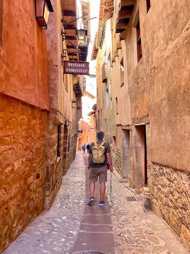 Here the alleys are even a bit narrower.