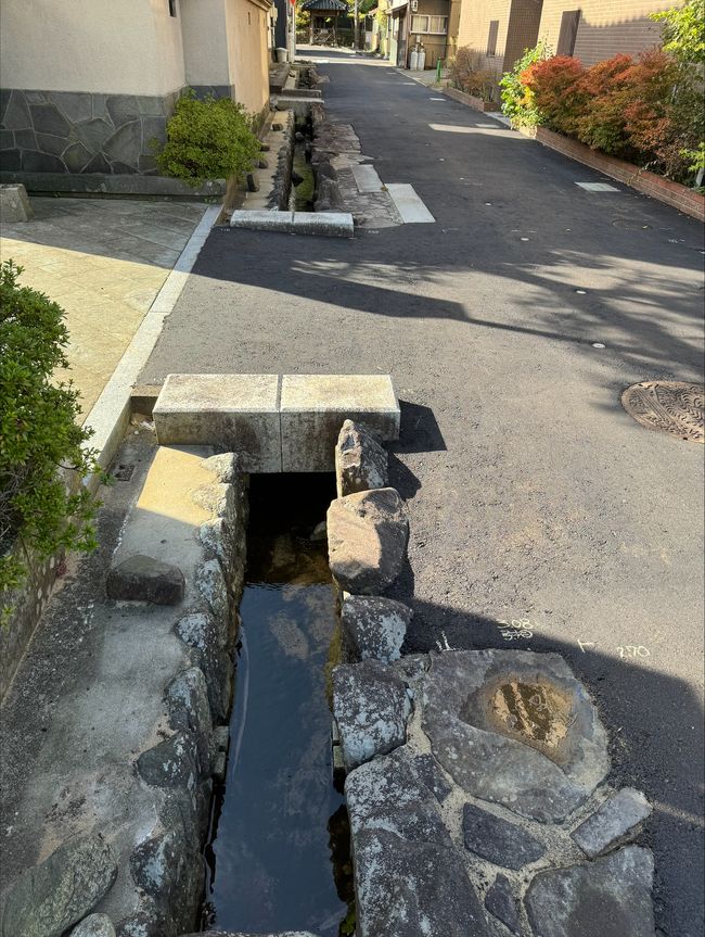 Heißes Wasser fließt durch das Dorf