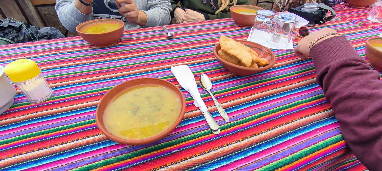 Suppe zur Vorspeise beim Mittag