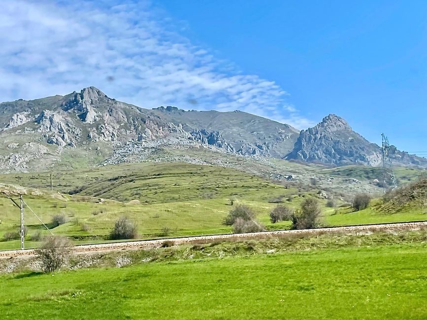 Wenige Kilometer nach dem Start zeigten sich die ersten Berge.