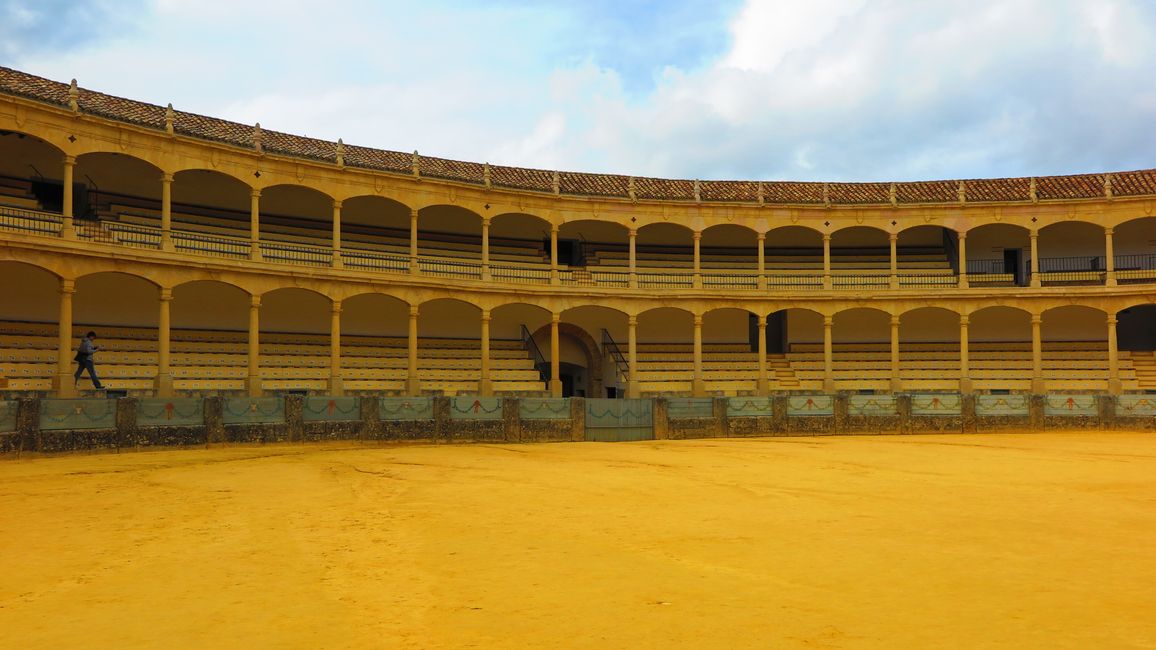 Plaza de Toros, in Spanien ist das Töten eines Stieres üblich, in Portugal verlässt der Stier die Arena lebend.