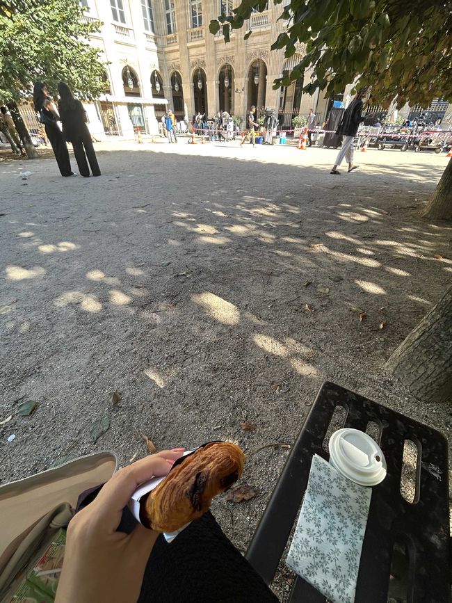 Kaffee und Pain au Chocolat mit Blick auf Filmset