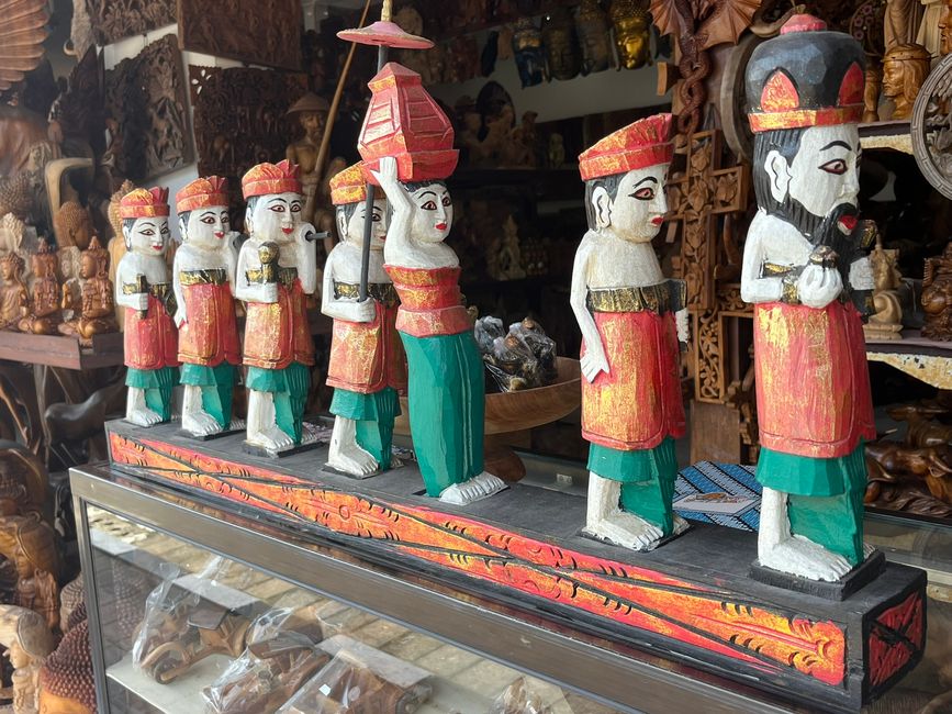 Handgeschnitzte Priesterfigur mit Prozession als Souvenir