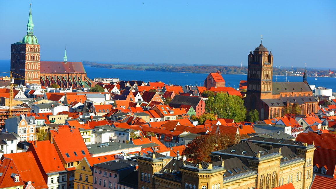 Le punte dei campanili della chiesa di San Nicola e della chiesa di Maria, che è la chiesa più grande di Stralsund.