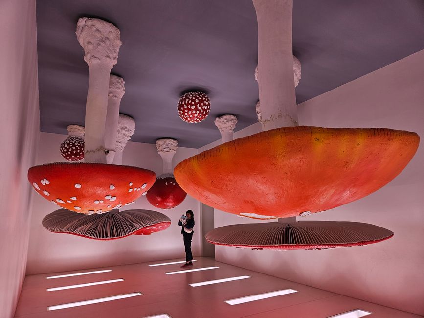Carsten Höllers “Upside Down Mushroom Room”