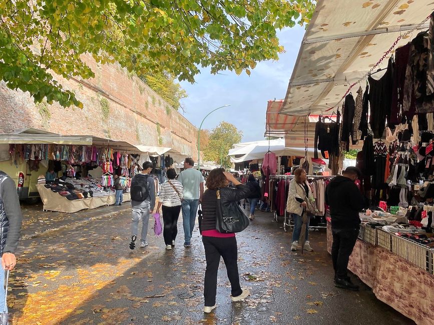 Mit der Sonne kamen auch mehr Besucher auf den Markt.