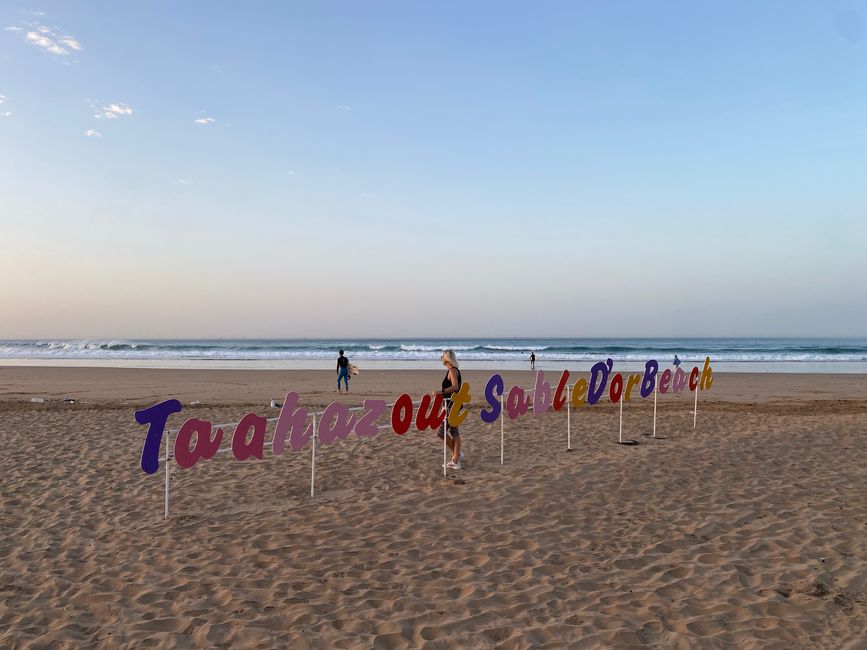 Der Strand von Tafraoute morgens - die unzähligen Verkäufer schlafen noch