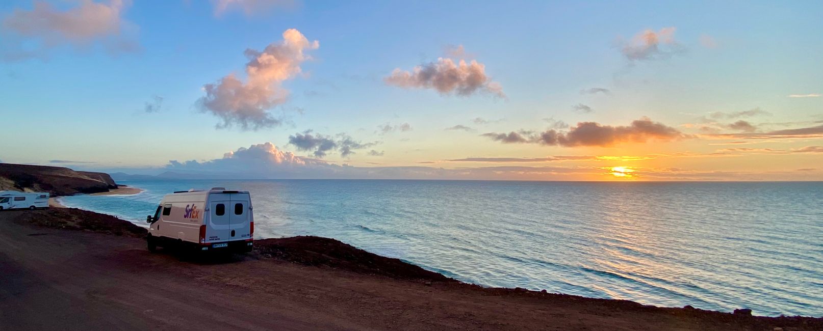 Ein für Fuerte typischer Platz zum Übernachten direkt am Meer...