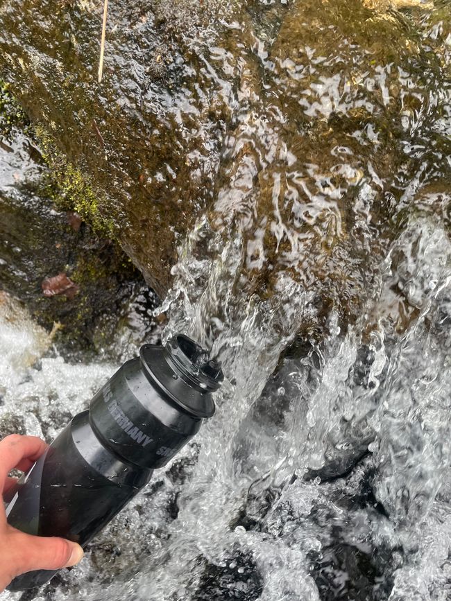 Menos mal que nunca tengo que preocuparme de si llevo suficiente agua. El agua de manantial sabe mejor que el agua del grifo.
