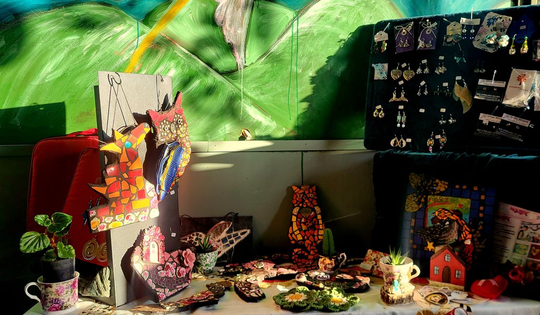 Effies Mosaikwerke in ihrem Studio