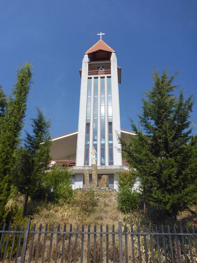 Die Kirche von Nënshat ist offen und hat Strom 