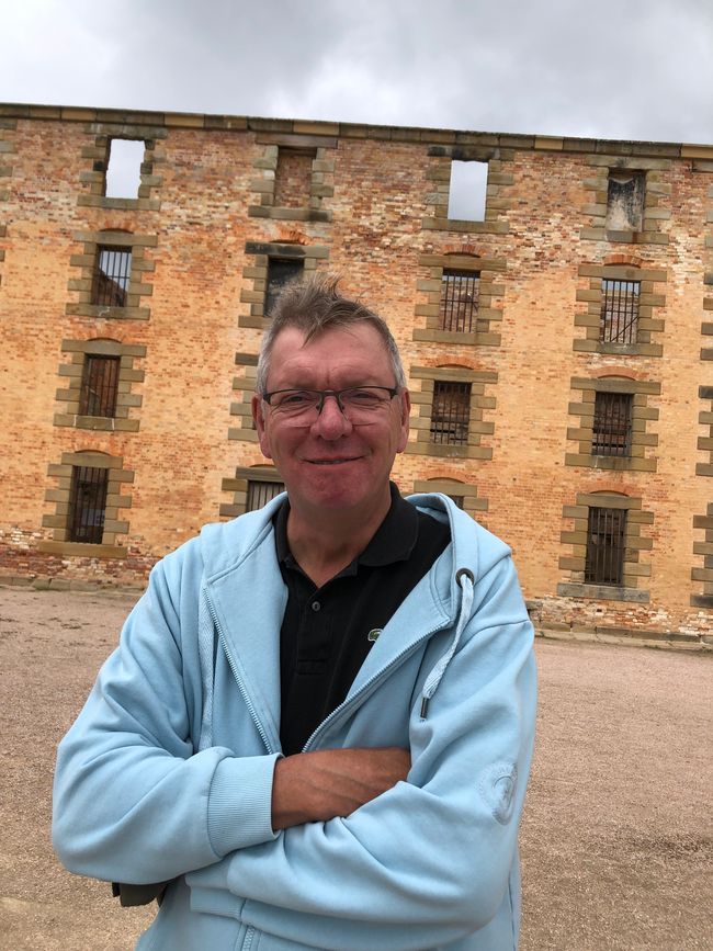 Jörg vor dem beeindruckenden Gefängnisbau von 1857